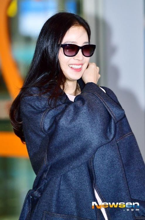 Kim Tae Hee tới Việt Nam, Bi (Rain) đi công tác tại Singapore - 2
Được biết, Kim Tae Hee bay sang Việt Nam để làm việc trong hai ngày. Cô có kế hoạch tham gia một sự kiện do một nhãn hàng mà cô là gương mặt đại diện, giao lưu với sinh viên Việt Nam và góp mặt trong một đêm từ thiện.