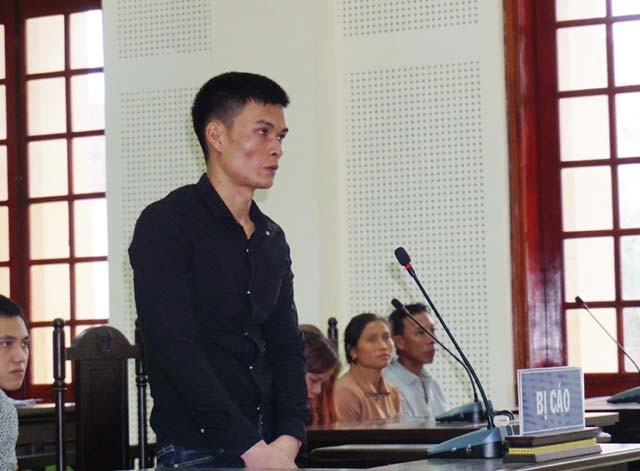 Án mạng vì ghẹo gái - 1 Bị cáo Hoàng Đình Nghĩa tại phiên tòa.