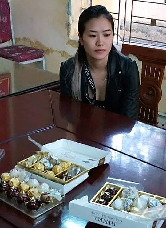 Triệt phá đường dây vận chuyện cocain qua đường chuyển phát nhanh - 1 Đối tượng Hạnh cùng tang vật.