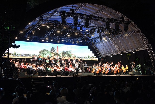 Dàn nhạc giao hưởng nổi tiếng thế giới London - London Symphony Orchestra trình diễn buổi hòa nhạc “Vietnam Airlines Classic – Hanoi Concert 2018” đêm 5/10, tại Tượng đài Lý Thái Tổ, Hà Nội