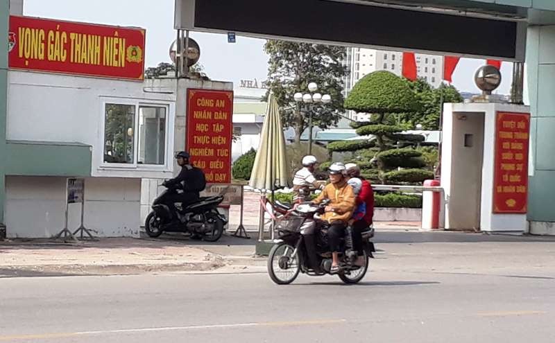 Bị truy đuổi, cô gái “phi” ô tô vào công an tỉnh lánh nạn - Ảnh 1. Bị truy đuổi, cô gái “phi” ô tô vào công an tỉnh lánh nạn - Ảnh 1.
