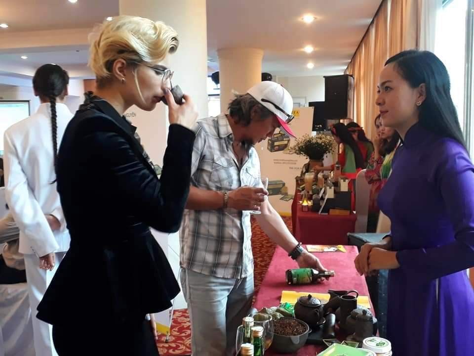 15 quốc gia thi tài Nghệ nhân Trà thế giới tại Huế - 7 Các khách nước ngoài đang thưởng thức món trà vả Lộc Mai của Huế tại cuộc thi (ảnh: Nguyễn Văn Phúc)