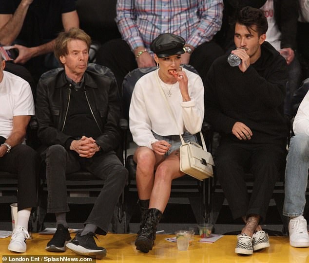 Halsey khoe chân thon trên sân bóng rổ - 7
Tôi từng mua bốn chai Red Bull và uống nó với hi vọng sẽ tỉnh lâu hơn, thức dài hơn bởi vì ít ngủ sẽ tốt hơn là ngủ quên một nơi nào đó ngẫu nhiên và có thể bị cưỡng hiếp hoặc bị bắt cóc