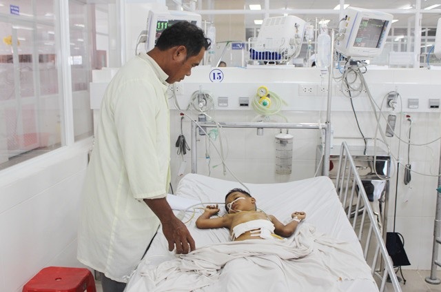 Bé 6 tuổi bị máy cắt cỏ chém thủng bụng - 1 Bệnh nhi C.T.N.H. đang điều trị tại Bệnh viện đa khoa tỉnh Bạc Liêu. (Ảnh: CTV)