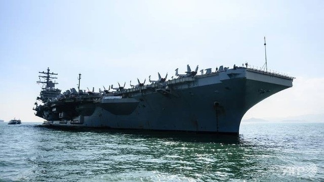 
Tàu sân bay USS Ronald Reagan tới Hong Kong ngày 21/11 (Ảnh: AFP)
