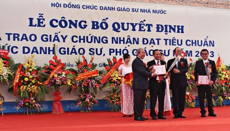 “Không giảng dạy, không nghiên cứu mà vẫn dùng danh xưng giáo sư là không ổn” - 2
Không tham gia giảng dạy thì không nên dùng danh xưng giáo sư?