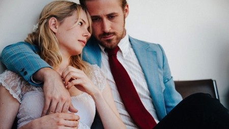 “Blue Valentine” là một bộ phim hay về tình yêu nhưng cũng đầy buồn thương, tiếc nuối. Theo dõi bộ phim, khán giả sẽ dần nhận ra nét mộng mơ, lãng mạn của tình ái hoàn toàn có thể bị hiện thực phũ phàng bóp nát và có lẽ, chưa khi nào tình yêu trên màn ảnh lại mong manh, dễ vỡ đến vậy.