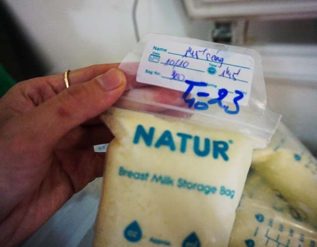 Những túi sữa được ghi rõ ngày giờ tiếp nhận để thuận tiện hơn trong việc bảo quản, chuyển đến nơi cần.