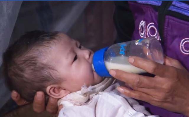 Không có bố, mẹ mắc bệnh tâm thần, bé H.A lớn lên bằng những giọt sữa ngọt ngào đầy tình nghĩa của các bà mẹ khác qua tủ sữa miễn phí.