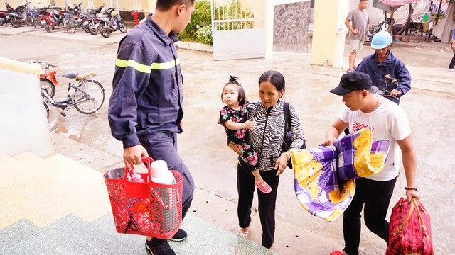Nhiều trường Đại học khẩn cấp cho sinh viên nghỉ học để tránh bão số 9 - 1 Người dân huyện Cần Giờ (TPHCM) đi tránh bão số 9 trong sáng nay (ảnh Phạm Nguyễn)