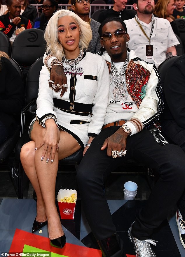 Cardi B và chồng "phủ kín" kim cương khi đi xem bóng rổ - 1
Cardi B và chồng Offset nổi bật trên hàng ghế VIP trong 1 trận đấu bóng rổ diễn ra ở Atlanta, Mỹ ngày 23/11 vừa qua