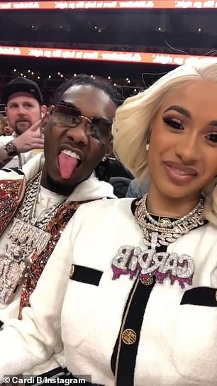 Cardi B và chồng "phủ kín" kim cương khi đi xem bóng rổ - 3
Đôi vợ chồng Cardi B và Offset nổi tiếng bởi sở thích trưng trang sức kim cương