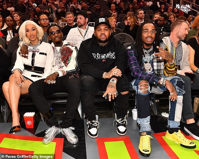 Cardi B và chồng "phủ kín" kim cương khi đi xem bóng rổ - 4
Bạn bè của cặp đôi này gồm DJ Mustard và Rapper Quavo cũng không kém chói lóa khi ngồi trên hàng ghế VIP