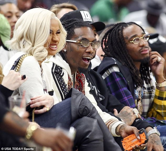 Cardi B và chồng "phủ kín" kim cương khi đi xem bóng rổ - 5
Cardi B nổi tiếng từ đầu năm 2018 và đã có 1 năm thành công đột phá