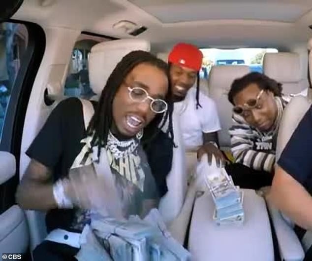 Cardi B và chồng "phủ kín" kim cương khi đi xem bóng rổ - 6
Mới đây khi tham gia show truyền hình hát karaoke trên ô tô, chồng cô và các bạn thân trong ban nhạc cũng tranh thủ khoe hơn 200 nghìn USD tiền mặt