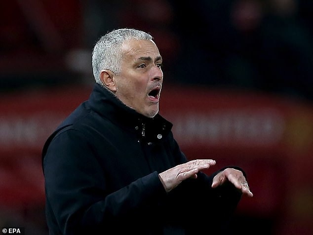 Man Utd 0-0 Crystal Palace: Ngập tràn thất vọng - 4
Mourinho phát bực với sự thể hiện nghèo nàn của học trò