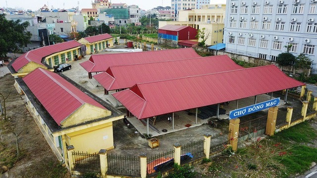 Cô gái “phi” xe vào trụ sở công an lánh nạn và 52 tỷ đồng “vứt không” giữa đồng - 8 Chợ Đông Mạc, thành phố Nam Định, được đầu tư xây dựng diện tích hơn 2.200 m2 với 21 ki ốt kín, 42 ki ốt hở, 500 m2 mặt sân ngoài trời với tổng mức đầu tư gần 6 tỷ đồng, nhưng chợ này chỉ họp được vài hôm rồi… bỏ hoang hơn 3 năm nay. (Ảnh: Đức Văn)