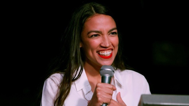 Đôi giày cũ rách gây chú ý của nữ nghị sĩ trẻ nhất lịch sử Mỹ - 2
Chính trị gia Cortez (Ảnh: Reuters)