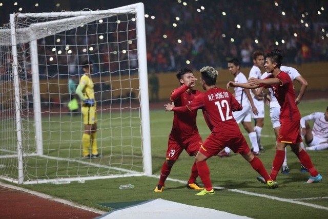 Chấm điểm trận Việt Nam 3-0 Campuchia: Những đôi chân thăng hoa - 2
Hồng Duy (số 12) thi đấu ấn tượng trong lần đầu được đá chính