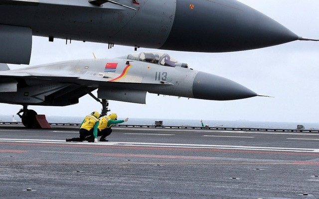 Chuyên gia “phơi bày” chiến lược sao chép công nghệ của không quân Trung Quốc - 2 Máy bay J-15 của Trung Quốc bị nghi là hàng sao chép của S-33 Nga. Tuy nhiên, quyết định này được cho là không sáng suốt vì J-15 liên tiếp gặp lỗi kỹ thuật và tốn của Bắc Kinh nhiều thời gian và tiền bạc (Ảnh: Reuters)