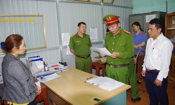 “Nổ” quen lãnh đạo tỉnh, nữ cán bộ rởm lừa đảo hơn 4 tỷ đồng - 1 Đối tượng Nguyễn Thị Thoa (bên trái) đứng nghe Cơ quan Cảnh sát điều tra công bố Lệnh khám xét nơi ở (Ảnh: Công an Hà Giang).
