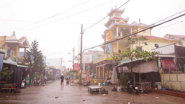 Bão số 9 đổ bộ vào đất liền, nhiều cây gãy đổ tại Vũng Tàu - 1 Cần Giờ đã có mưa to, gió lớn
