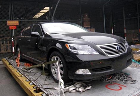 Chiêu "độc" của những siêu lừa xe hơi - 3 Đông chuyên dùng xe ôtô Lexus nhập khẩu từ nước ngoài để lừa đảo.