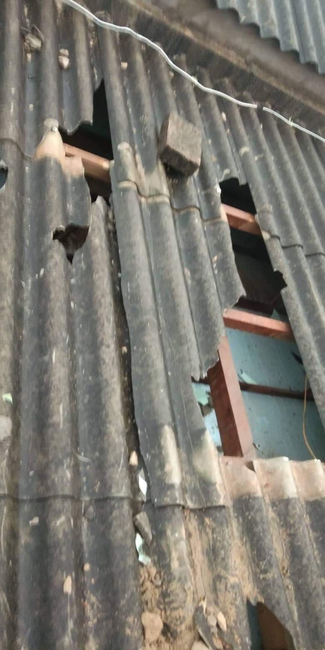 Bão số 9 đổ bộ vào đất liền, nhiều cây gãy đổ tại Vũng Tàu - 12 Mái nhà dân ở đảo Phú Quý bị giông lốc phá hỏng