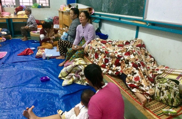 Bão số 9 đổ bộ vào đất liền, nhiều cây gãy đổ tại Vũng Tàu - 3 Người dân vẫn an toàn ở các khu trú bão