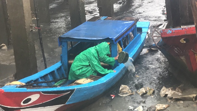 Bão số 9 đổ bộ vào đất liền, nhiều cây gãy đổ tại Vũng Tàu - 7 Bất chấp mưa gió, người dân ra biển tát nước khỏi ghe