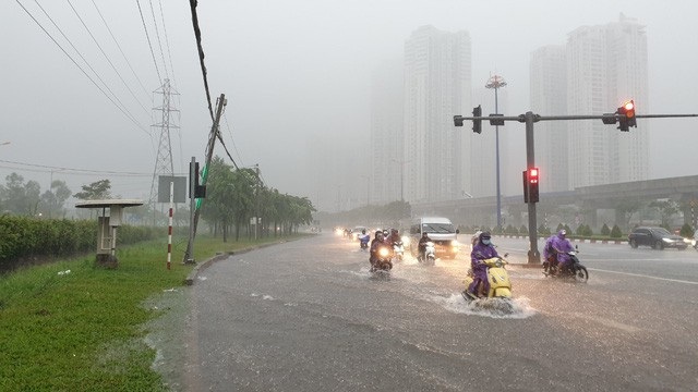 TPHCM: Hôm nay, nhiều trường ĐH tiếp tục cho nghỉ học do ảnh hưởng bão - 1 TPHCM bị ảnh hưởng cơn bão số 9 nên có mưa gió lớn trên diện rộng gây ngập sâu (ảnh: Đình Thảo)