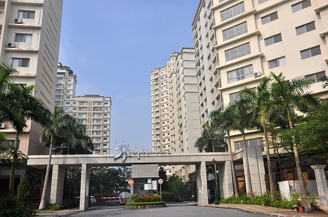 Siêu dự án Bắc An Khánh ra sao sau một năm về tay chủ mới? - 4
Như vậy, sau 10 năm triển khai xây dựng, đến nay Splendora mới chỉ hoàn thành một phần nhỏ khoảng trên 50ha vào 2013 (giai đoạn 1) là khu biệt thự và chung cư cao cấp, phần còn lại lâu này vẫn là đất trống bỏ hoang hóa. Cộng với đó là dự án gặp nhiều khó khăn khi triển khai trong giai đoạn thị trường bất động sản đi xuống, thậm chí có nhiều năm đóng băng khiến cho An Khánh JVC thua lỗ triền miên, nợ nần đầm đìa.