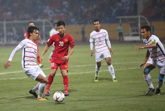 Báo nước ngoài: "Đội tuyển Việt Nam đã sẵn sàng để vô địch AFF Cup" - 2
Dù không tung ra sân đội hình mạnh nhất nhưng chúng ta vẫn dễ dàng hạ gục Campuchia