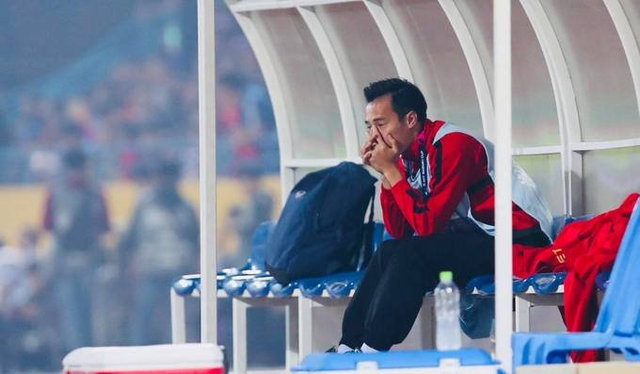 Văn Toàn nghỉ hết AFF Cup 2018, thầy Park tiếc nuối - 1
Văn Toàn buồn bã nói lời chia tay AFF Cup 2018