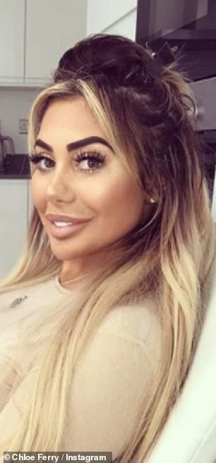Gương mặt cứng đơ của sao "nghiện dao kéo" Chloe Ferry - 4
Kể từ khi tham gia show truyền hình Geordie Shore, Chloe Ferry đã không che giấu việc phẫu thuật thẩm mỹ làmđẹp và công khai nói về các ca chỉnh sửa cô ấy đã làm và những gì cô ấy muốn sửa tiếp theo
