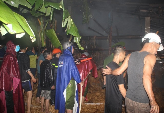 Đông đảo người dân cùng tham gia chữa cháy.