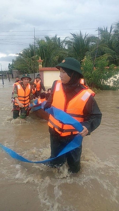 Vất vả chạy lũ sau bão số 9 - 13 Vất vả chạy lũ sau bão số 9 - 13