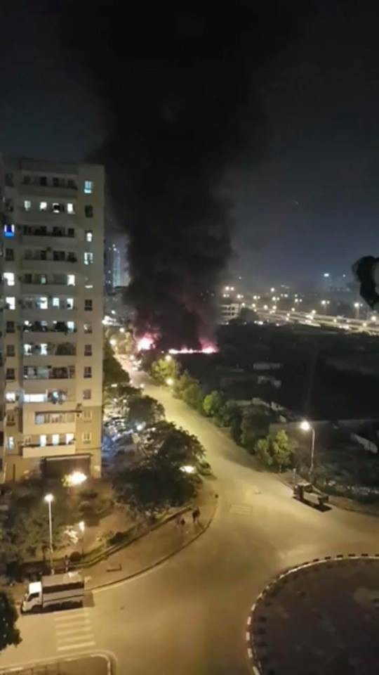 Hà Nội: Gara ô tô bùng cháy dữ dội trong đêm - 2
Đám cháy có thể nhìn rất rõ từ các chung cư cao tầng lân cận