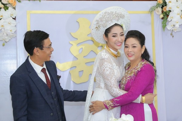 Hoa hậu Đặng Thu Thảo hạnh phúc trong ngày vui bên ba mẹ của mình