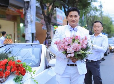 Chú rể Phúc Thành bảnh bao xuất hiện với vest trắng lịch lãm, anh tươi cười hạnh phúc trong ngày hôn lễ của mình và vợ Đặng Thu Thảo.