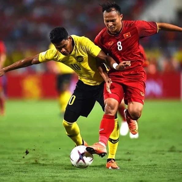 Top 5 cầu thủ chuyền bóng của tuyển Việt Nam: Vinh danh Quang Hải - 3
Nguyễn Trọng Hoàng (phải)