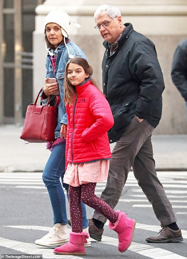 Suri Cruise - Cô con gái 5 năm không hề gặp cha ruột - 3
Katie Holmes tranh thủ ngày nghỉ đưa con gái đi chơi.