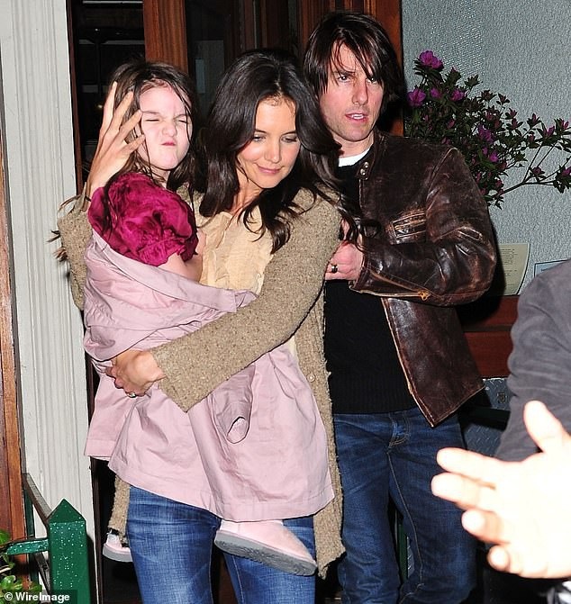 Suri Cruise - Cô con gái 5 năm không hề gặp cha ruột - 4
Katie Holmes và Tom Cruise ly dị từ năm 2012 và từ năm 2013 đến nay, Tom Cruise từ chối gặp con con gái vì cô bé không theo đạo Scientologist.