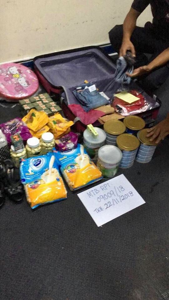 Hai người Việt bị cảnh sát Malaysia bắt giữ vì nói "có bom" - 2
Cảnh sát Malaysia kiểm tra hành lý của hành khách người Việt nói “có bom”