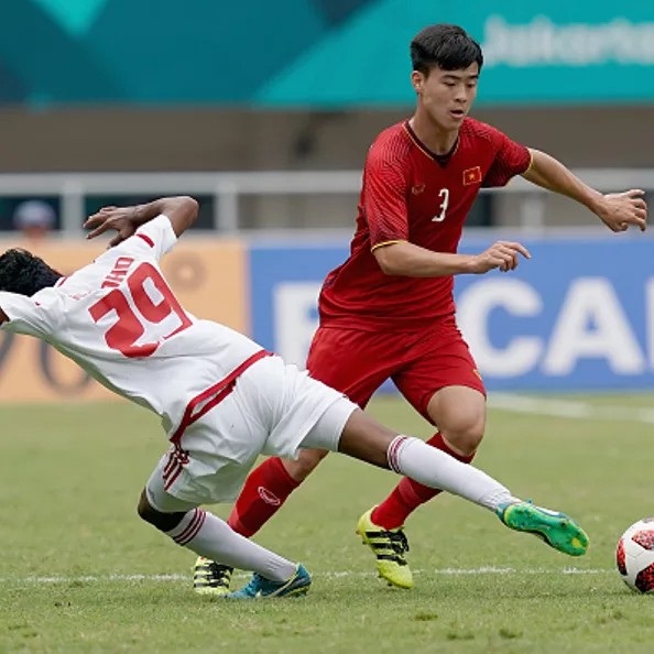 Top 5 cầu thủ chuyền bóng của tuyển Việt Nam: Vinh danh Quang Hải - 2
Đỗ Duy Mạnh (phải)