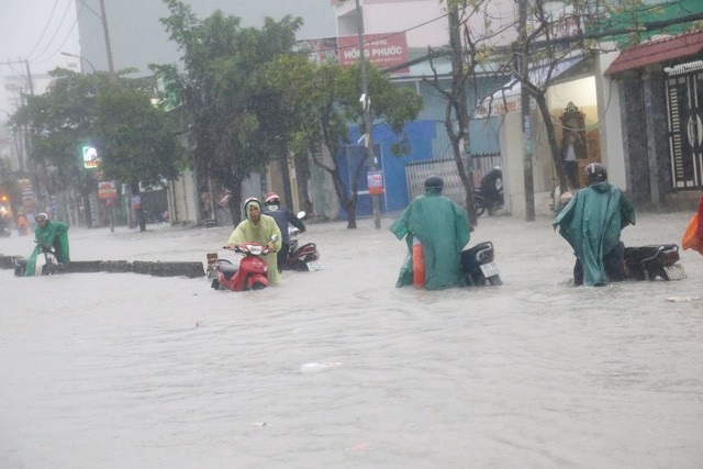 Áp thấp suy yếu từ bão số 9 tiếp tục gây mưa lớn ở nhiều tỉnh phía Nam - 1 Áp thấp suy yếu từ bão số 9 tiếp tục gây mưa lớn ở nhiều tỉnh phía Nam. (Ảnh: Đình Thảo).