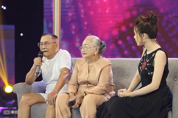 Ông Ráng và vợ, bà Hổ tham gia chương trình.