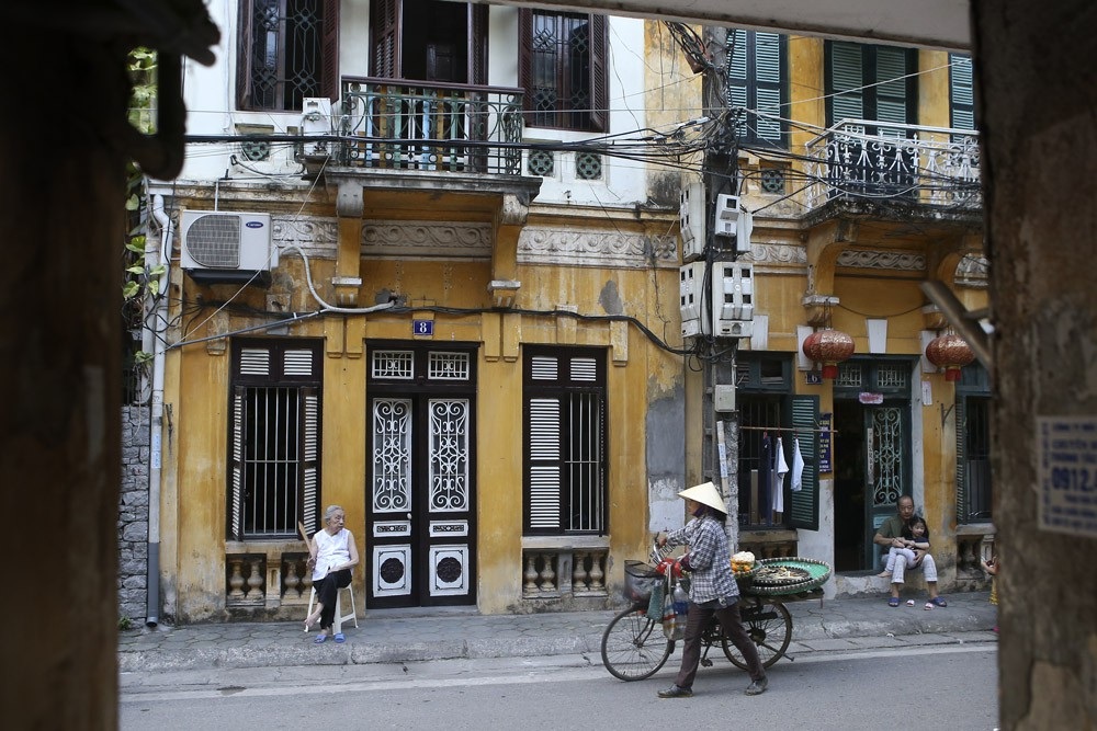 Những góc phố hoài cổ Hà Nội - 1
Kiến trúc của những ngôi nhà cao tuổi với màu sơn vàng đặc trưng được nhìn thấy qua một con ngõ nhỏ ở phố Phan Huy Ích.