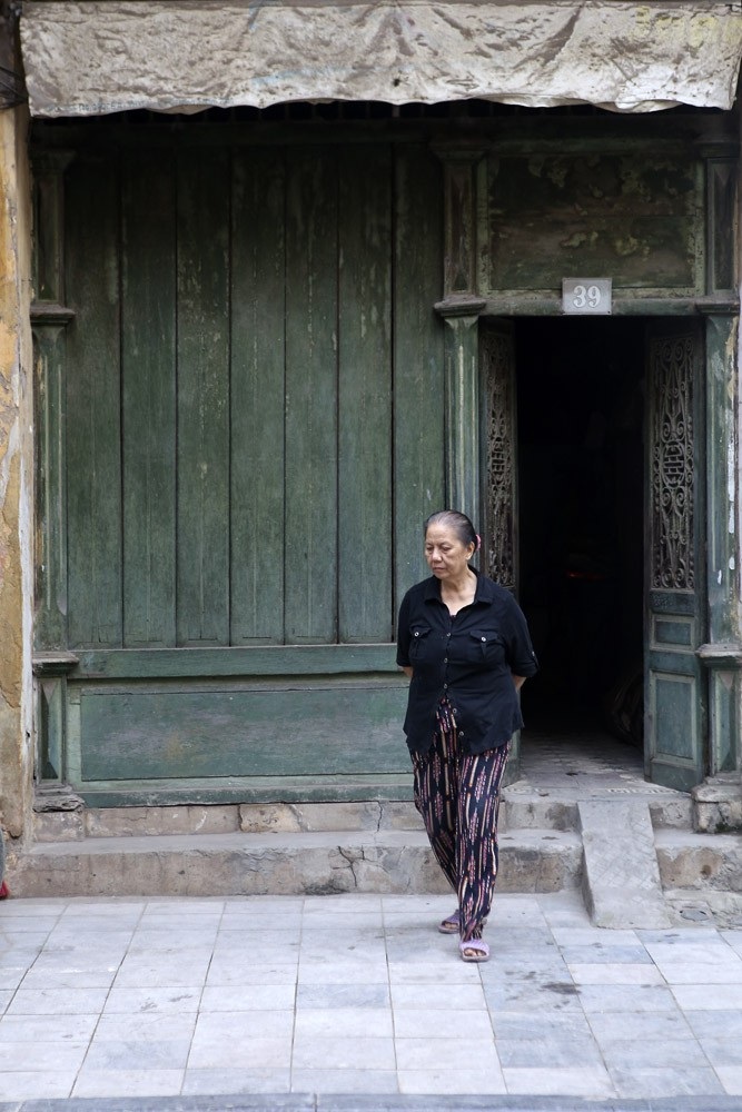Những góc phố hoài cổ Hà Nội - 6 Căn nhà với bộ cửa sơn màu xanh bằng gỗ trong kiểu dáng rất đặc trưng của nhà cổ Hà Nội ở phố Hàng Đồng.