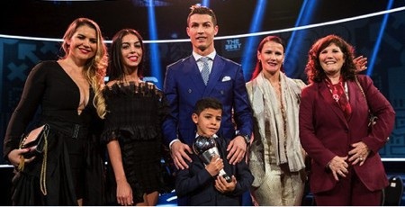 Georgina Rodriguez được lòng cả gia đình C.Ronaldo